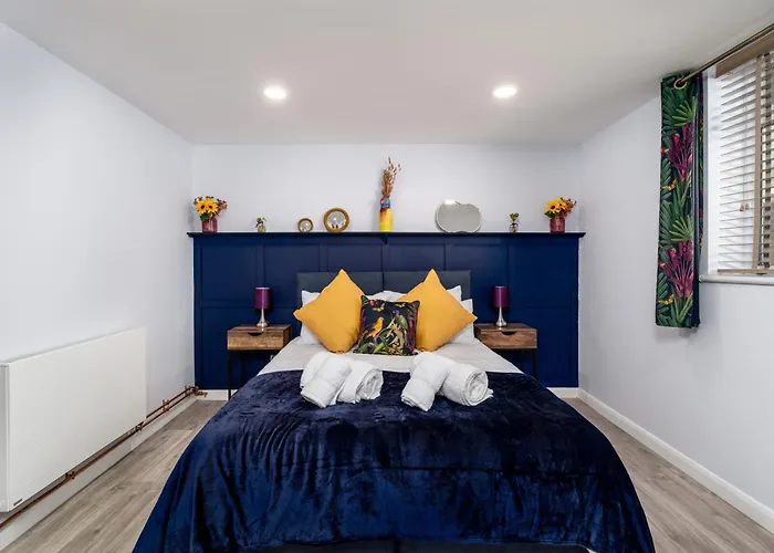The Blue Barbican Flat- Spacious, Stylish, In A Perfect Location And Accessible