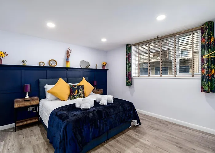 The Blue Barbican Flat- Spacious, Stylish, In A Perfect Location And Accessible